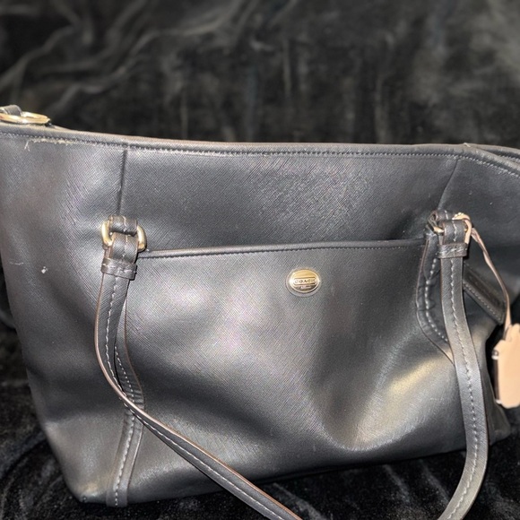 Coach Black Leather Shoulder Bag with Timeless Design - Picture 12 of 16